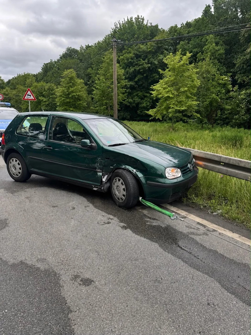 VW Golf – recovery beside the guardrail